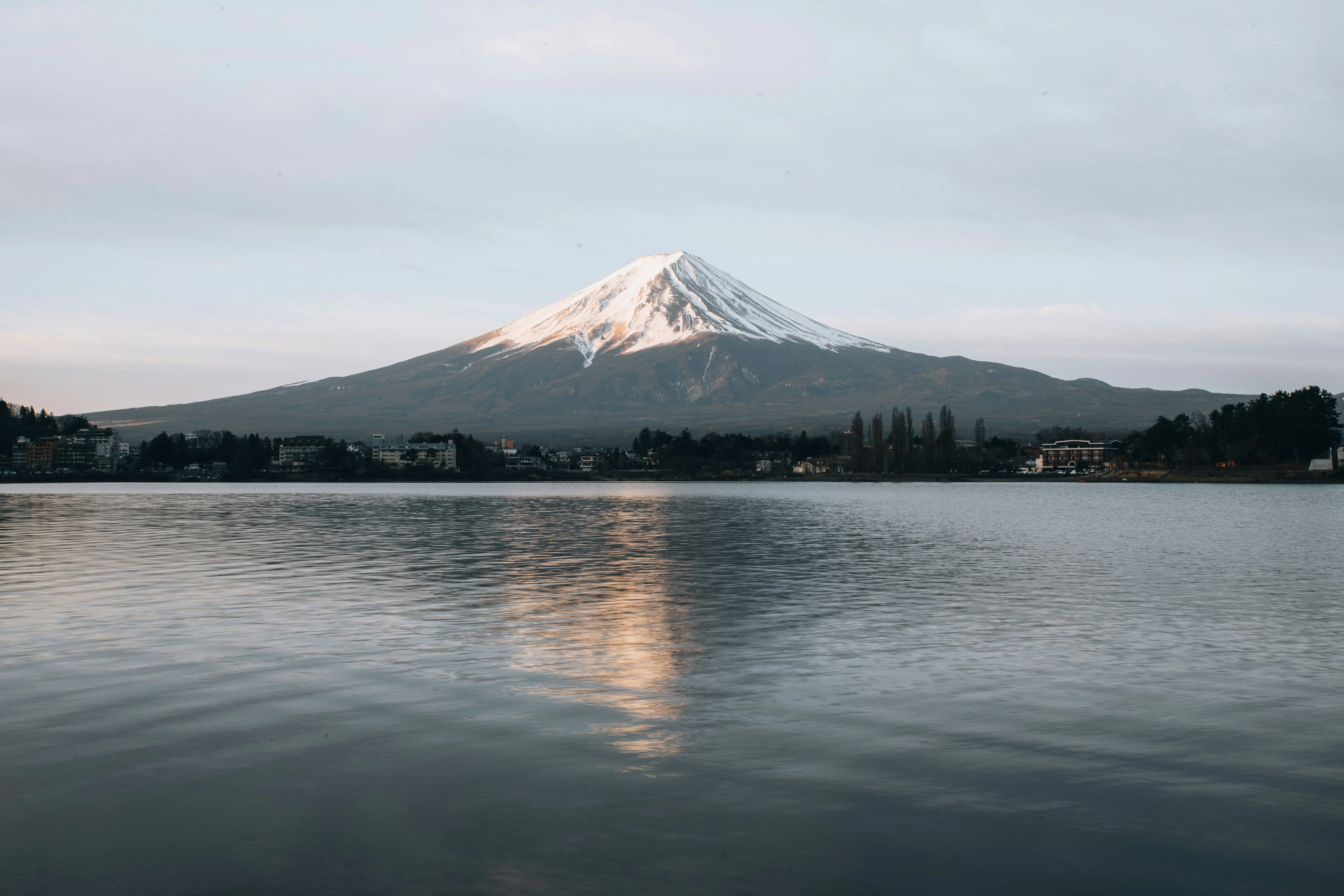 富士山与湖畔道路
